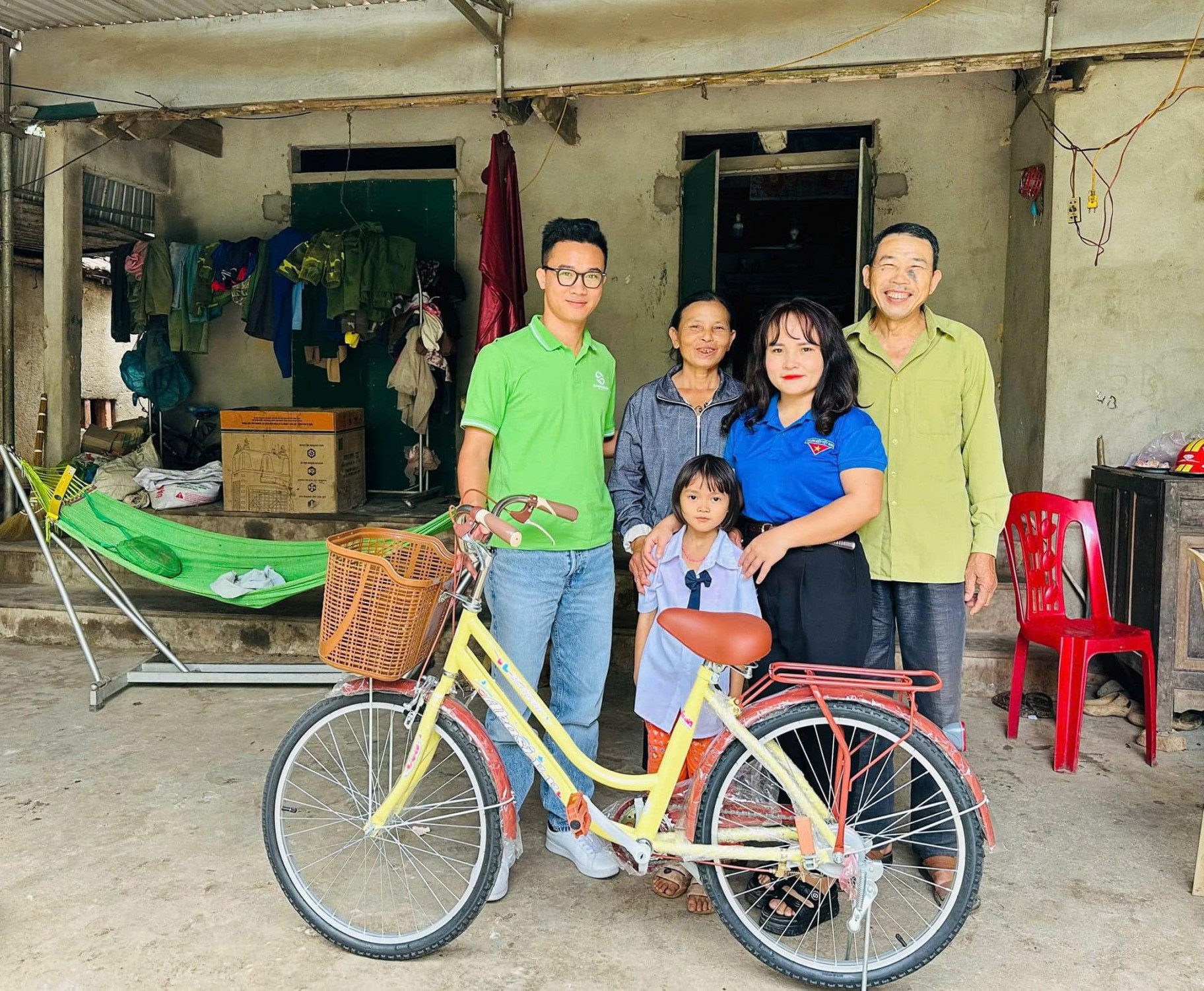 Liên đội trường tiểu học Tô Bá Ngọc tặng xe cho học sinh có hoàn cảnh khó khăn