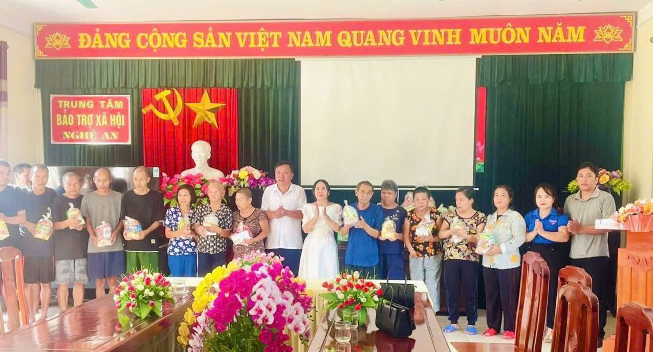 Trường Tiểu học Tô Bá Ngọc, trao tặng 200 suất quà Trung Thu và tiền mặt 1 triệu đồng cho Trung tâm bảo trợ xã hội Tỉnh Nghệ An